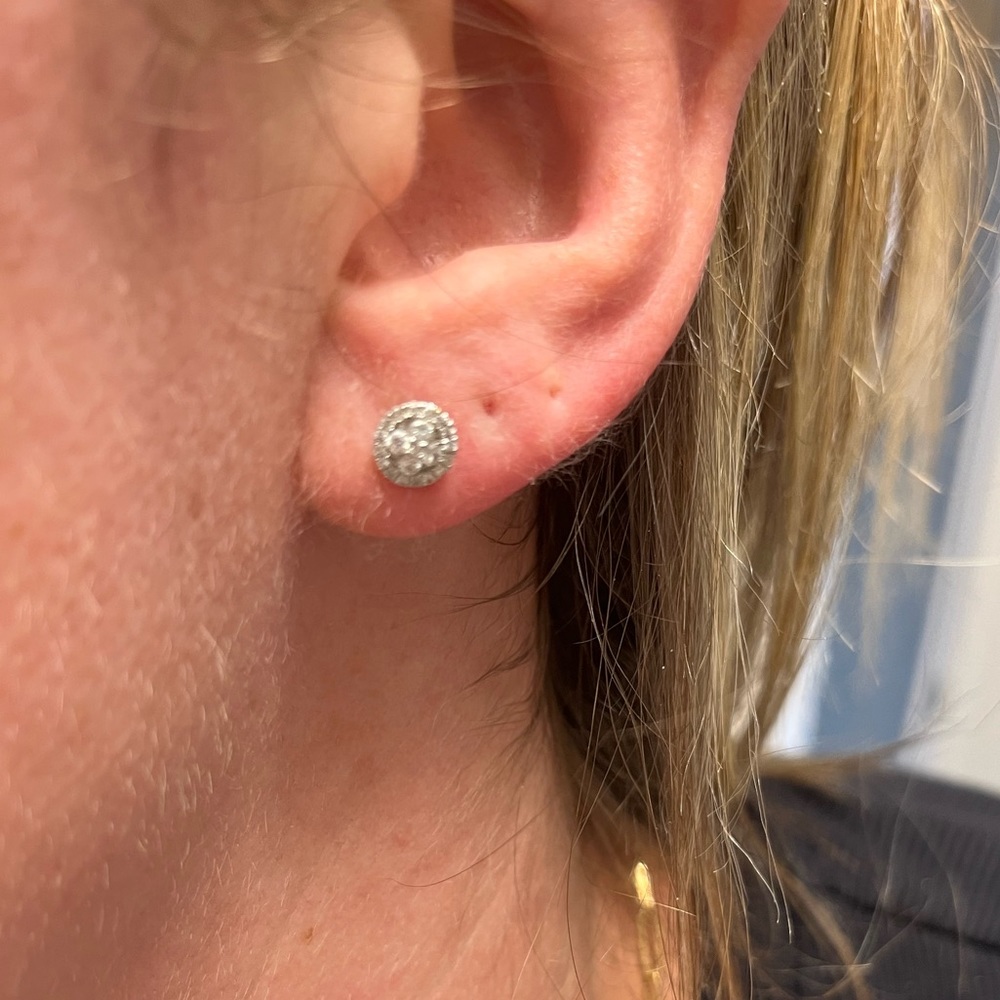 XIV Karats white gold studs